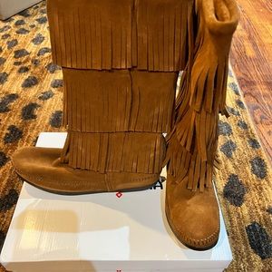 Minnetonka calf 3 layer fringe suede tan boots size 9 new